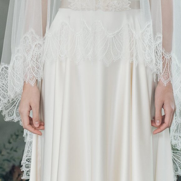 Cathedral-length, soft-white mantilla veil - Picture 12 of 14